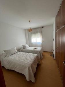 a bedroom with two beds in a room at Hermoso depto, inmejorable zona! in Santa Rosa