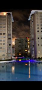 una gran piscina en una ciudad con edificios altos en Acogedor depto en condominio Algarrobo, en Algarrobo