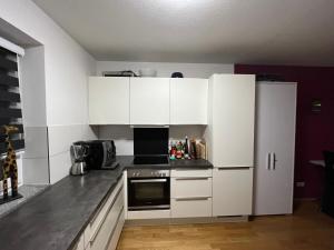 A kitchen or kitchenette at Zimmer zentral