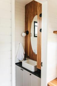 y baño con lavabo y espejo. en Tiny House Purunã - Refúgio Inspirador, en Balsa Nova