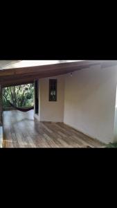 ein leeres Haus mit Veranda und Holzboden in der Unterkunft Casa Itamambuca in Ubatuba + 1 Foto