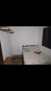 ein Schlafzimmer mit Bett und Flachbildfernseher in der Unterkunft Casa Itamambuca in Ubatuba