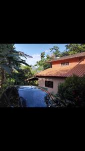 ein vor einem Haus geparktes Auto in der Unterkunft Casa Itamambuca in Ubatuba