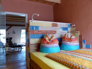 een slaapkamer met 2 kussens op een bed bij Hof Sorgenlos in Groß Gievitz