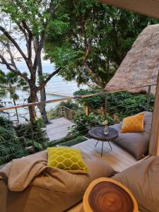 un soggiorno con divano e tavolo di The Headland Villa 2, Samui a Ko Samui