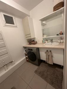 A bathroom at Appartement stade de france