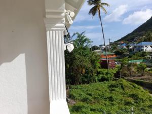 - une vue depuis le balcon d'une maison avec un palmier dans l'établissement Cool Breeze Suites, 