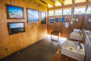 Ένα μπάνιο στο Olas de Chile Ecocamp