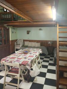 Cette chambre comprend une table, des chaises et un lit. dans l'établissement LA ASCENSIÓN PASO DE LA PATRIA, à Paso de la Patria