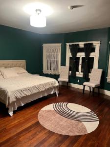 - une chambre avec un lit, deux chaises et un tapis dans l'établissement Historical Retreat, à Los Angeles