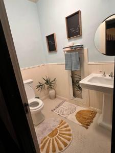 La salle de bains est pourvue de toilettes et d'un lavabo. dans l'établissement Historical Retreat, à Los Angeles