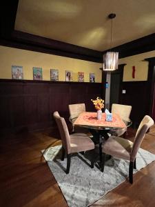 - une salle à manger avec une table et des chaises dans l'établissement Historical Retreat, à Los Angeles