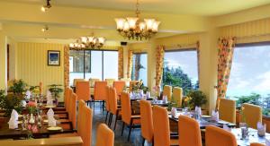 Majoituspaikan Honeymoon Inn Shimla ravintola tai vastaava paikka