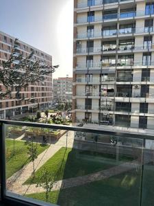 una finestra con vista su un grande edificio di Eden Apartment: 2BR, Family friendly a Tirana