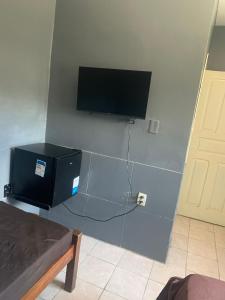 Pokój z telewizorem z płaskim ekranem na ścianie w obiekcie Pousada Portobello w mieście Recife