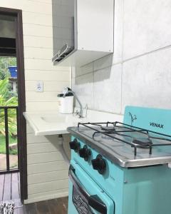 a blue stove in a kitchen with a sink at Estância Colibri in Paraty