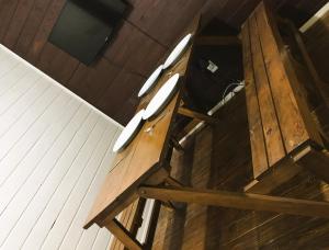 ein Paar Stühle in einem Zimmer in der Unterkunft Estância Colibri in Paraty