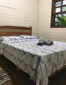 帕拉蒂的住宿－Estância Colibri，一张带两张毯子和两条毛巾的床