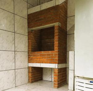 una chimenea de ladrillo en una habitación en Estância Colibri, en Paraty