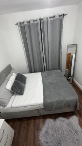 Cama ou camas em um quarto em Kilburn Hideaway Family and Pet-Friendly Apartment in Cosmopolitan Locale