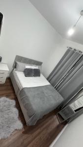 Ένα ή περισσότερα κρεβάτια σε δωμάτιο στο Kilburn Hideaway Family and Pet-Friendly Apartment in Cosmopolitan Locale