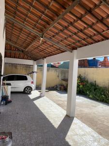 a car parked under a pavilion with a car parked at Casa em Paracuru in Paracuru