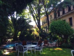 a group of chairs and tables in a yard at Hotel Aranjuez Cochabamba in Cochabamba