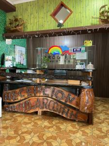 una grande panca di legno in un ristorante con un arcobaleno di Residencial Arcoiris a Puerto Iguazú