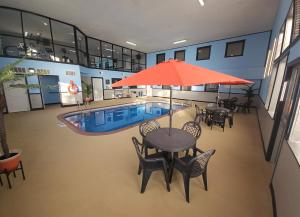 Bazén v ubytování Riverview Inn & Suites, Ascend Hotel Collection nebo v jeho okolí