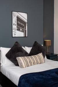 un letto con due cuscini sopra di The Ferndale - Spacious 3 Bed Apartment a Pallion