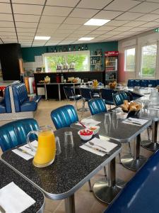 une salle à manger avec des tables et des chaises ainsi qu'une cafétéria dans l'établissement Camping les Portes du Perche, à Mamers