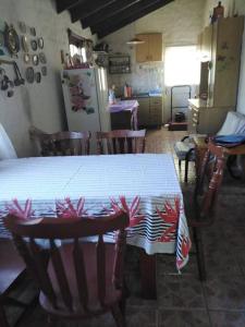 cocina con mesa, sillas y nevera en Casa de playa en Punta Rubia Calle Garzón y Rocha, en Rocha