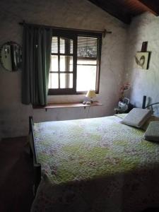 Un dormitorio con una cama grande y una ventana en Casa de playa en Punta Rubia Calle Garzón y Rocha, en Rocha