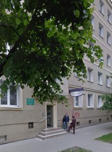 dos hombres sentados en las escaleras de un edificio en Apartament Chopina 25, en Lublin