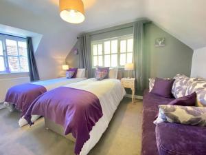 1 dormitorio con 2 camas y sofá en Quarry House en Presteigne