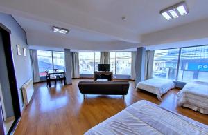 Habitación grande con 2 camas y sofá en Patagonia apartments - Ushuaia Center en Ushuaia