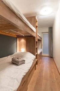 1 Schlafzimmer mit 2 Etagenbetten und einem Flur in der Unterkunft Seafront apartment 2 bed Duinbergen in Knokke-Heist