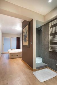 een badkamer met een douche, een wastafel en een bad bij Seafront apartment 2 bed Duinbergen in Knokke-Heist