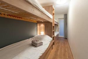 een slaapkamer met 2 stapelbedden en handdoeken bij Seafront apartment 2 bed Duinbergen in Knokke-Heist