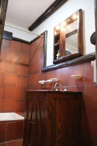 W łazience znajduje się drewniana umywalka i lustro. w obiekcie Los Abuelos w mieście Anillaco