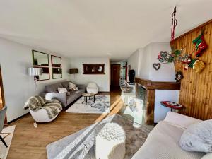 un soggiorno con divano e camino di Luxury 4beds ski-in&out LARGE! a Breuil-Cervinia