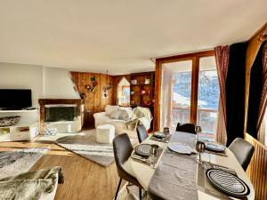 un soggiorno con tavolo, sedie e divano di Luxury 4beds ski-in&out LARGE! a Breuil-Cervinia