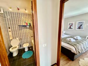 bagno con letto e servizi igienici in camera. di Luxury 4beds ski-in&out LARGE! a Breuil-Cervinia Altre 96 foto