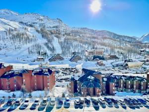 un resort in montagna con neve sul terreno di Luxury 4beds ski-in&out LARGE! a Breuil-Cervinia