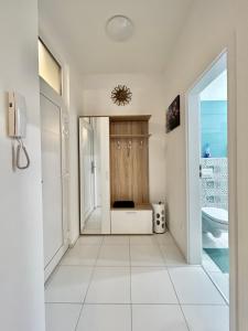 ein weißes Bad mit einem WC und einem Waschbecken in der Unterkunft One Step Apartman - City Center with Self Check-In in Szombathely