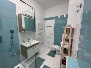 y baño con lavabo, aseo y ducha. en One Step Apartman - City Center with Self Check-In, en Szombathely
