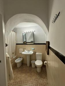 une salle de bains avec lavabo, toilettes et miroir dans l'établissement Casa PALIANI, à Cordoue