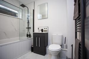 ein Bad mit einem WC, einer Dusche und einem Waschbecken in der Unterkunft Heart Of South Shields Modern Interior 2 Bed Flat in Westoe