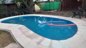 ein kleiner Pool mit zwei roten Röhren darin in der Unterkunft Casa Gloria y Vicente in Potrerillos