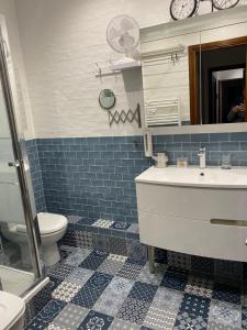 a bathroom with a sink and a toilet and a mirror at F4 120 m2 10 minutes à pieds du vieux nice in Nice